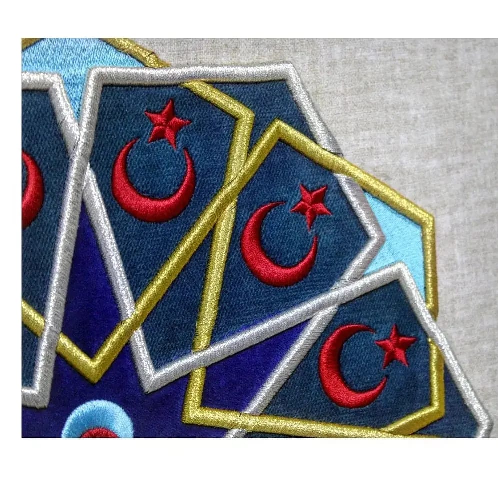 ÇİNTEMANİ MOTİFİ VE AY YILDIZ NAKIŞLI TABLO