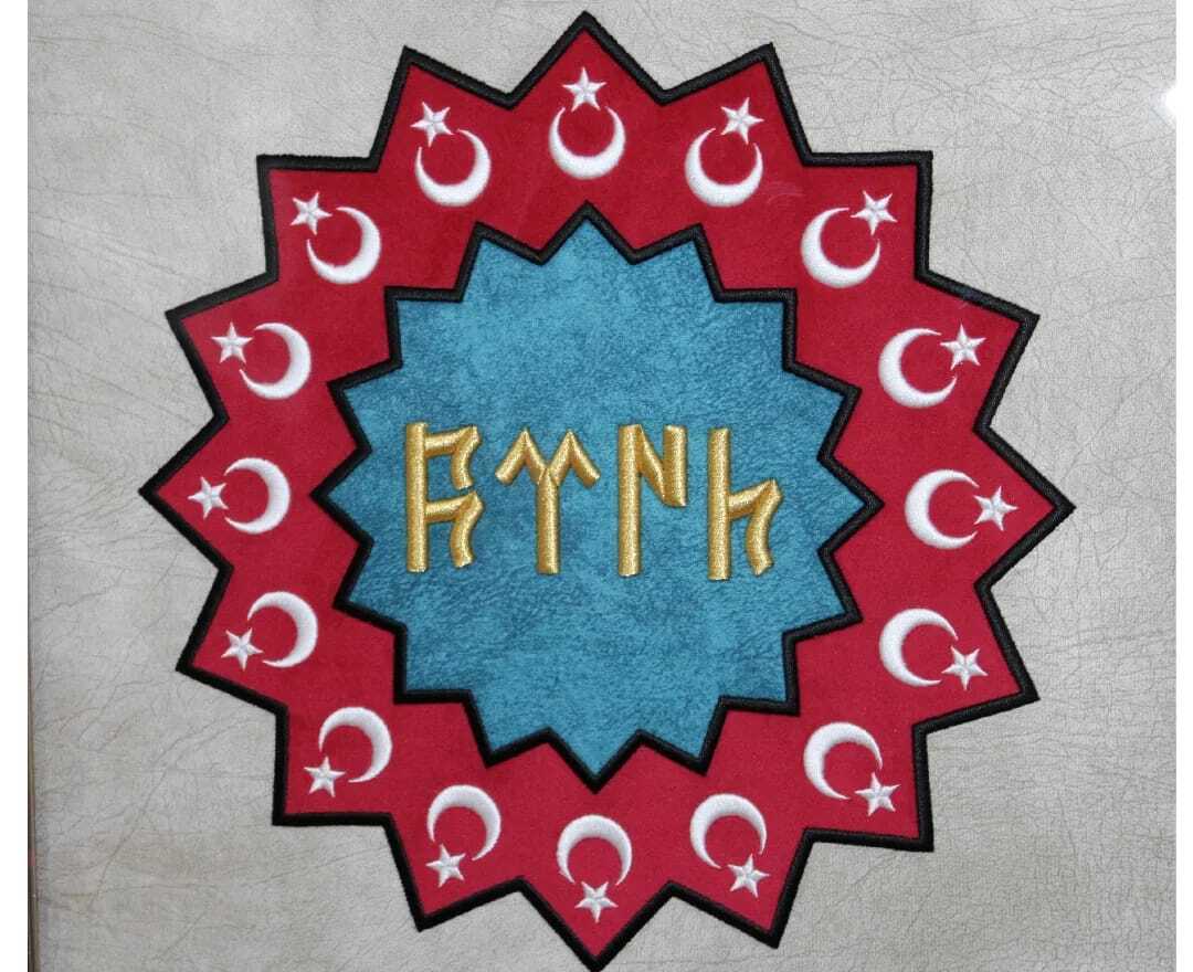 GÖKTÜRK ALFABESİ İLE ''TÜRK'' NAKIŞLI TABLO