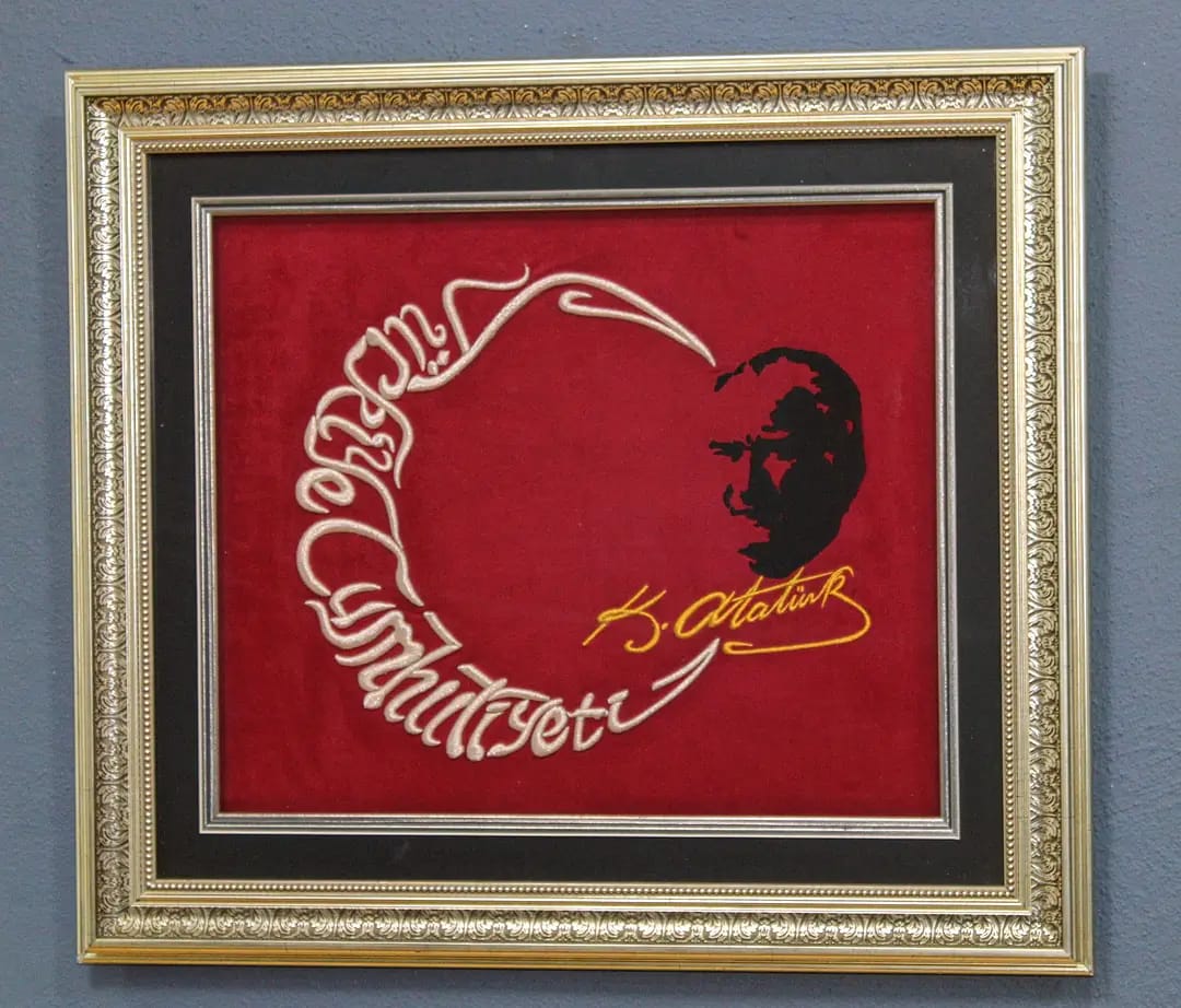 ATATÜRK PORTRESİ VE HİLAL NAKIŞLI TABLO