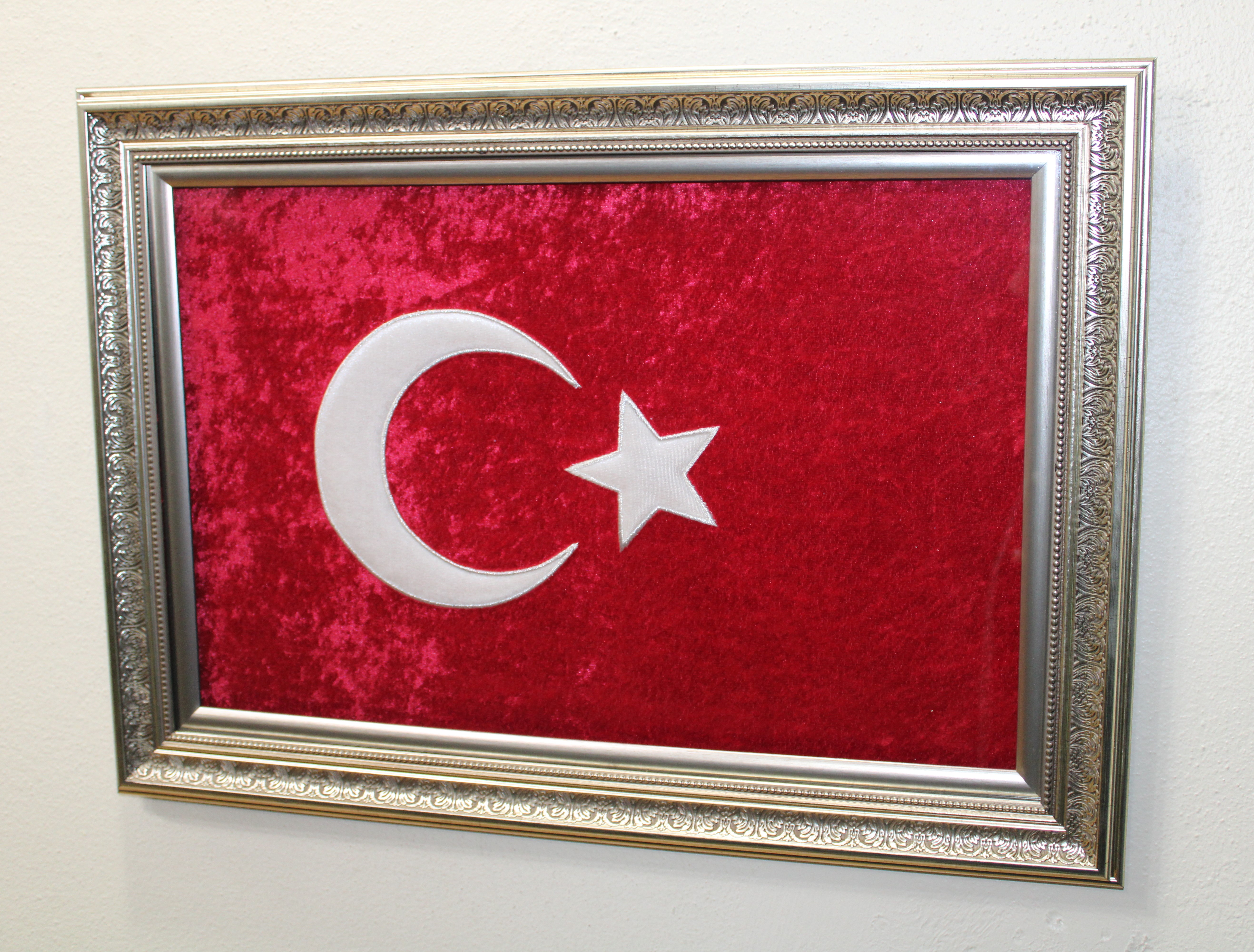 Ay yıldız işlemeli kadife zemin nakışlı tablo