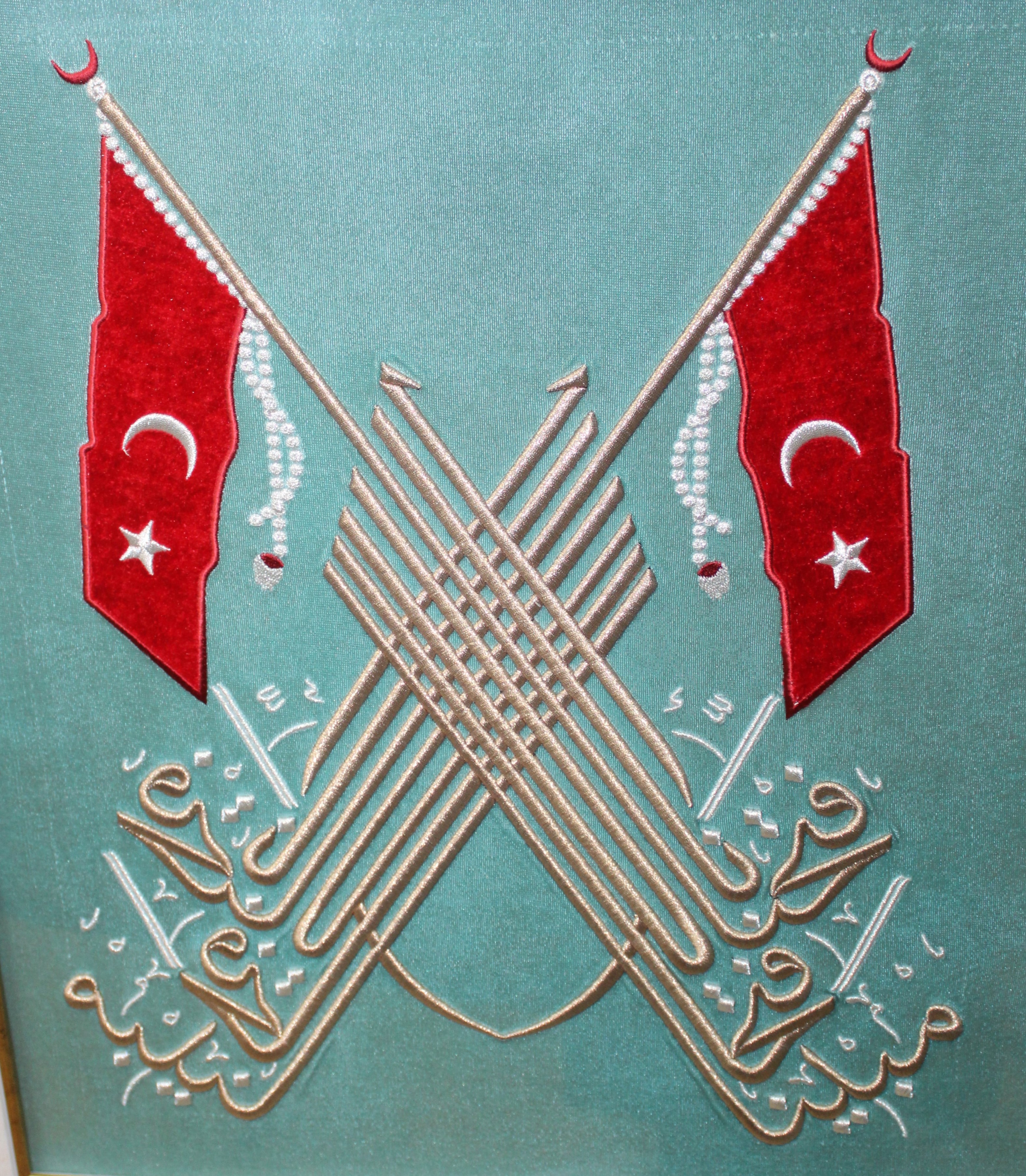 Türk Bayraklı Fetih Suresi 1. Ayet Nakışlı Hat Tablo