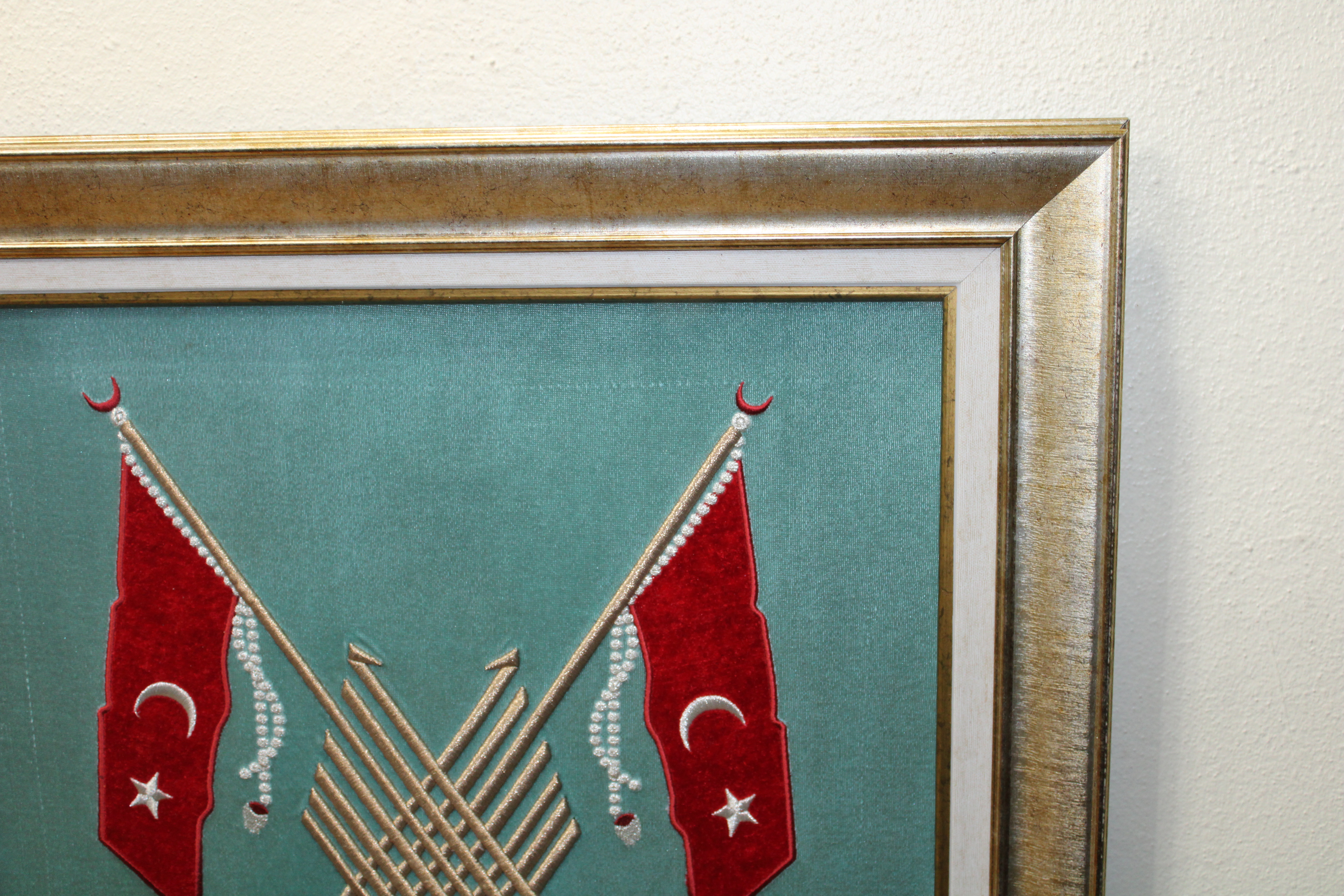 Türk Bayraklı Fetih Suresi 1. Ayet Nakışlı Hat Tablo