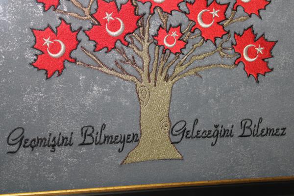 Ecdadın İzinde: 16 Çınar Yaprağıyla Şeyh Edebali Sözlü Nakışlı Anlamlı Tablo