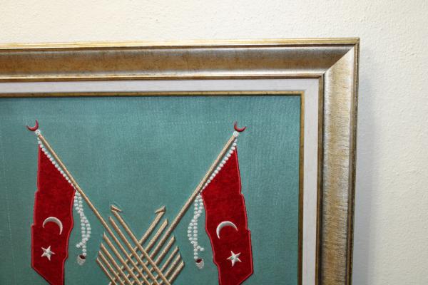 Türk Bayraklı Fetih Suresi 1. Ayet Nakışlı Hat Tablo